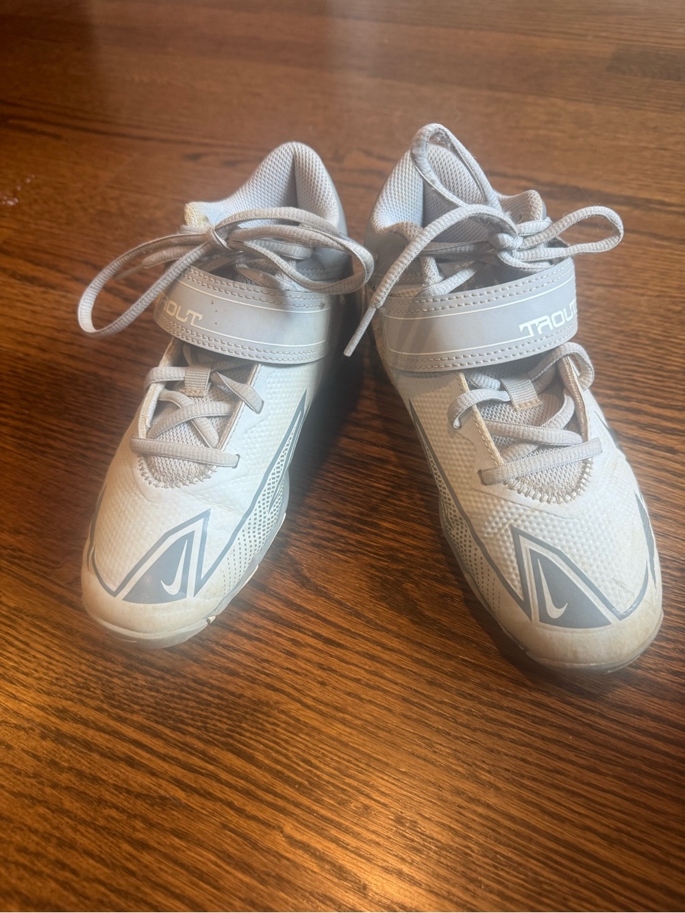 Nike Kids White and Gray Athletic Hook-and-Loop Cleats